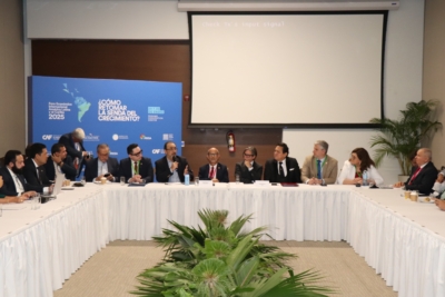 participantes sentados a la mesa