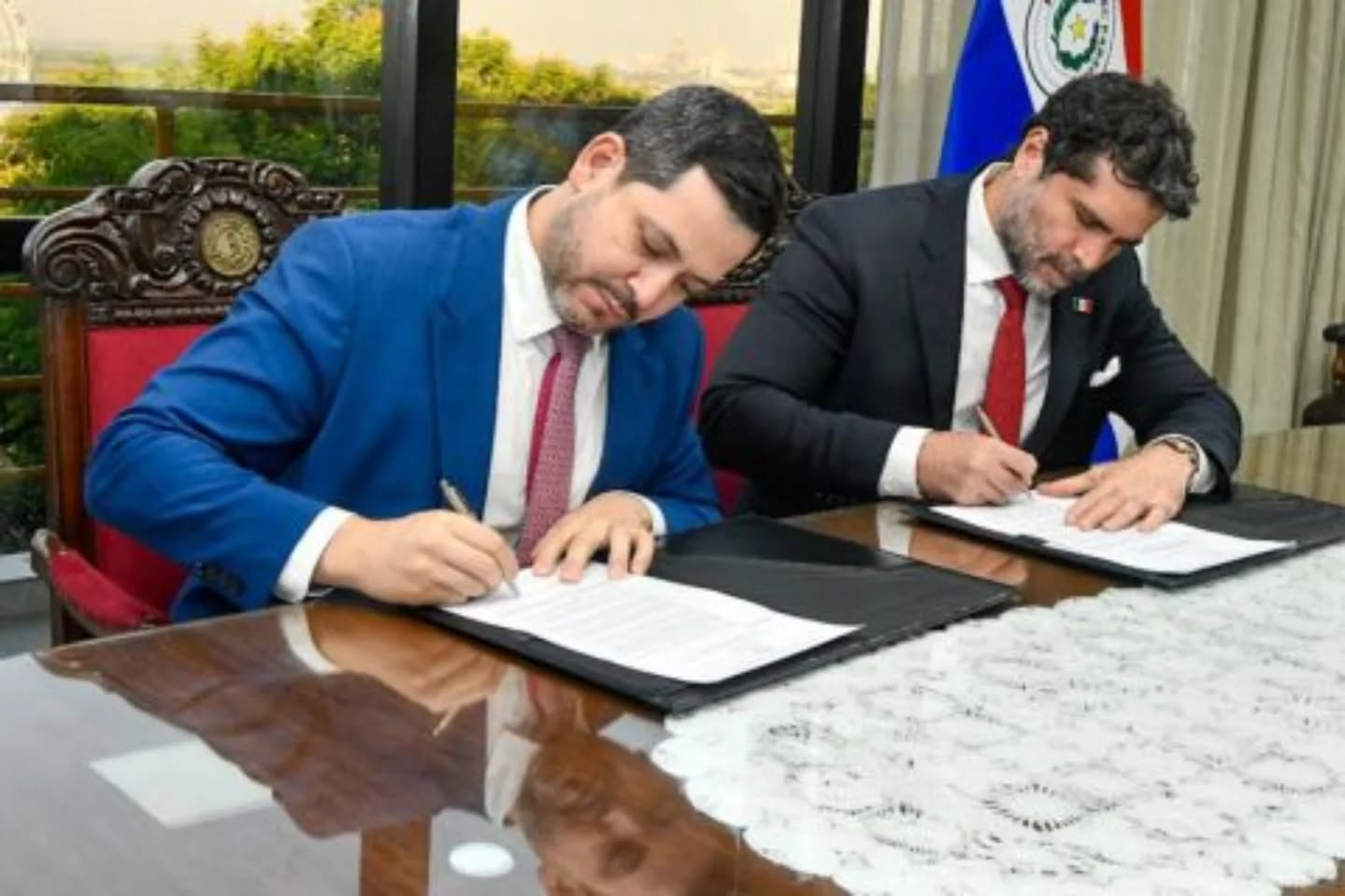 imagen del momento de la firma